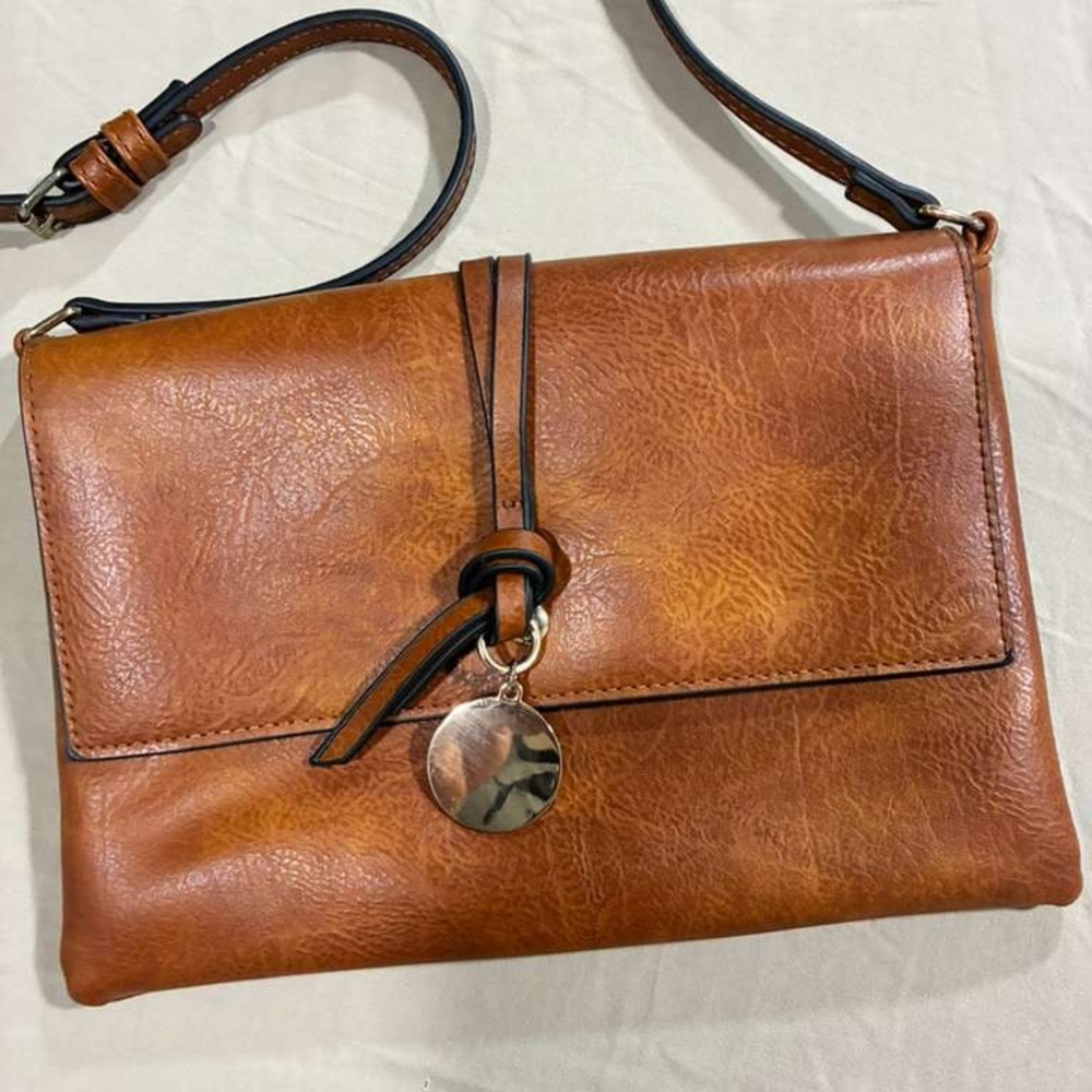 Classic Tan Leather Crossbody Bag with Polished Charm